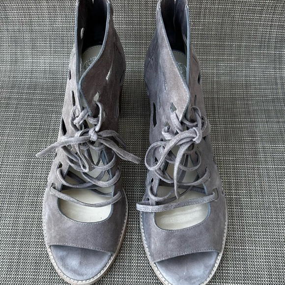 EUC Vince Camuto Tressa Taupe open toe perforated booties size 10.5 - Picture 3 of 10